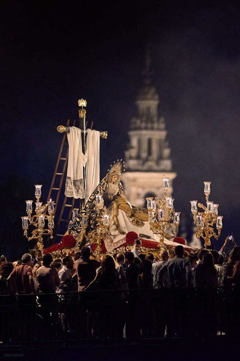 PasionDeSevilla's tweet photo. I M P R E S I O N A N T E 

#CoronaciónPiedad @fransantiph https://t.co/oORdHqWiGf
