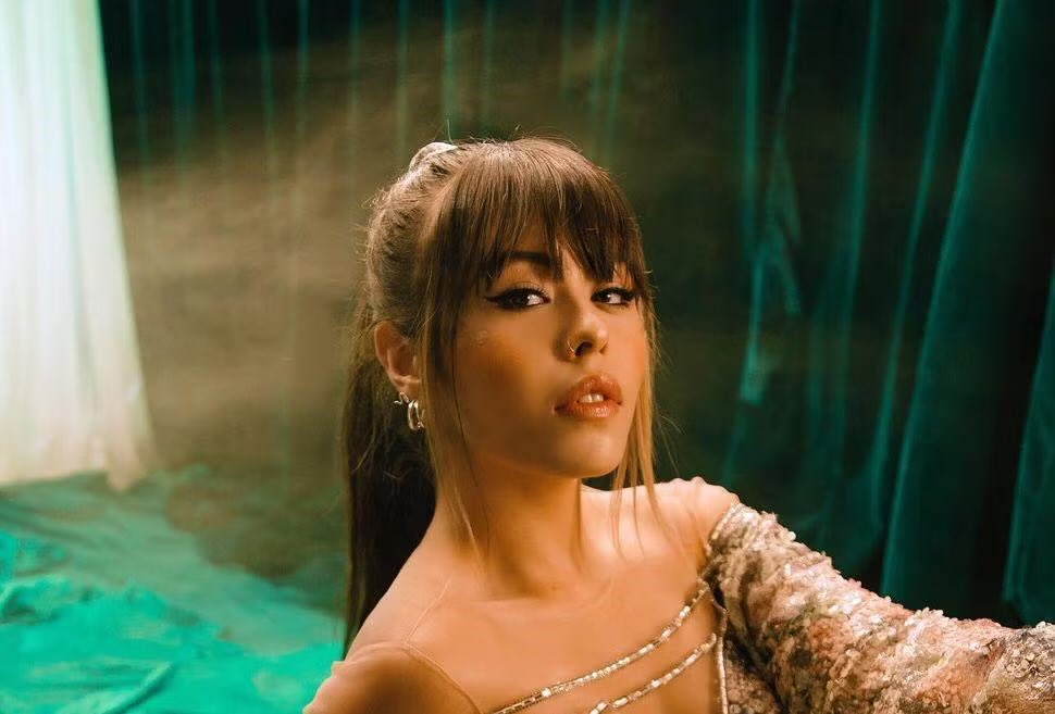 En medio de su show en el <a href="/CordilleraFest/">Festival Cordillera</a>, <a href="/Julianavelof/">JULIANA 🩵</a> confirma que ofrecerá su primer concierto en el <a href="/MovistarArenaCo/">Movistar Arena Colombia</a> en Mayo del 2025 🚨