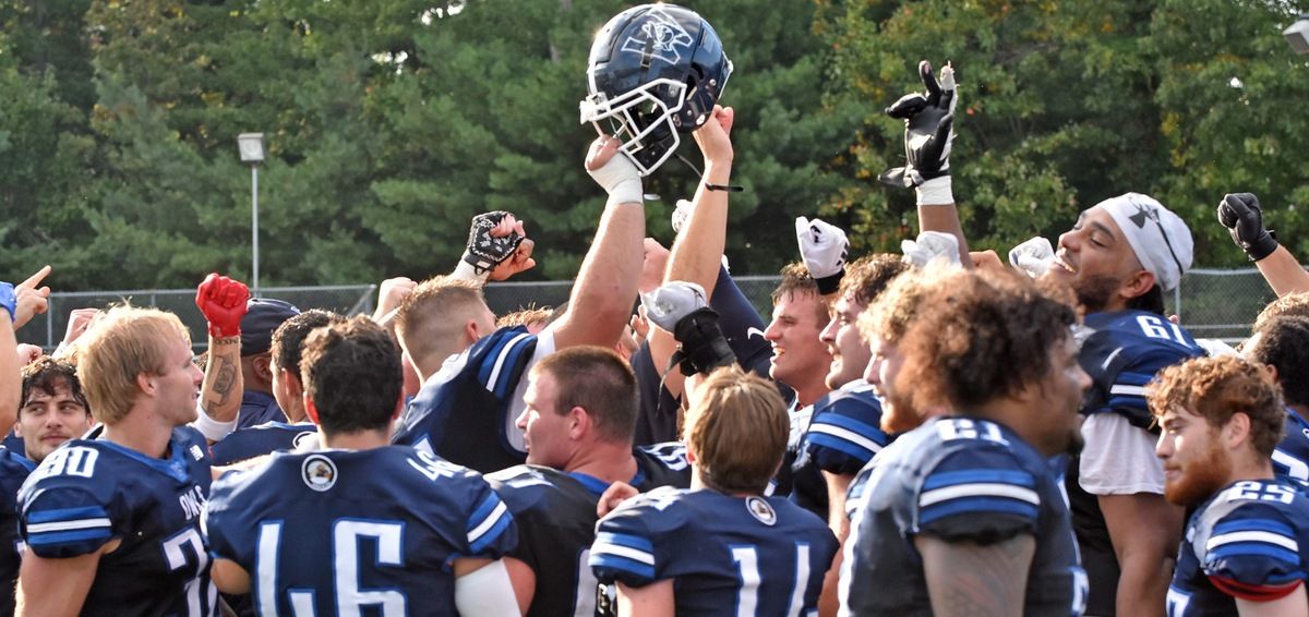 Owls Bite Bears Late, 24-17 
Westfield State senior QB Gabe Fernandez tossed a 22-yard touchdown pass to senior WR Conor Schlittler to lift the Owls 
westfieldstateowls.com/sports/fball/2…