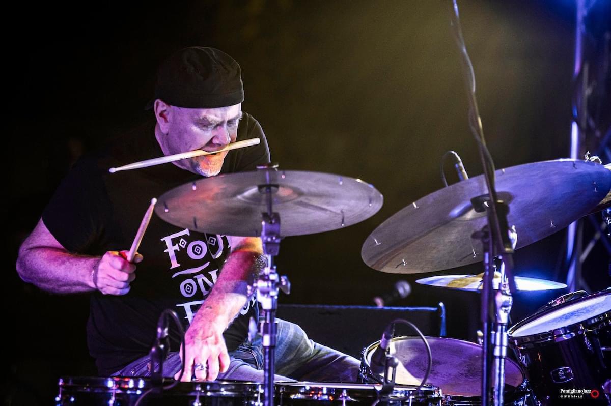 PomiglianoJazz's tweet photo. Brani originali e standard jazz riproposti in chiave totalmente nuova.
Questo è ciò che ci ha riservato l'ImperfecTrio di Roberto Gatto, sul palco con Luca Pirozzi al basso e all'elettronica e Marcello Allulli al sax e all'elettronica.

#pjazz2024
#pomiglianojazz https://t.co/o9bwjGvZg1