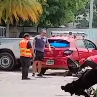 todomotorsv's tweet photo. #DenunciaCiudadana | SE REGISTRA ACTO DE INTOLERANCIA EN CENTRO COMERCIAL🇸🇻

Usuarios en Redes sociales denuncian otro acto de intolerancia, en el video se puede observar al conductor del vehículo, discutir y agredir físicamente al repartidor de un establecimiento de comida rápida.

El ocurrió en el estacionamiento de La Despensa de Don Juan, sucursal La Cima. Usuarios piden la pronta respuesta de las autoridades.