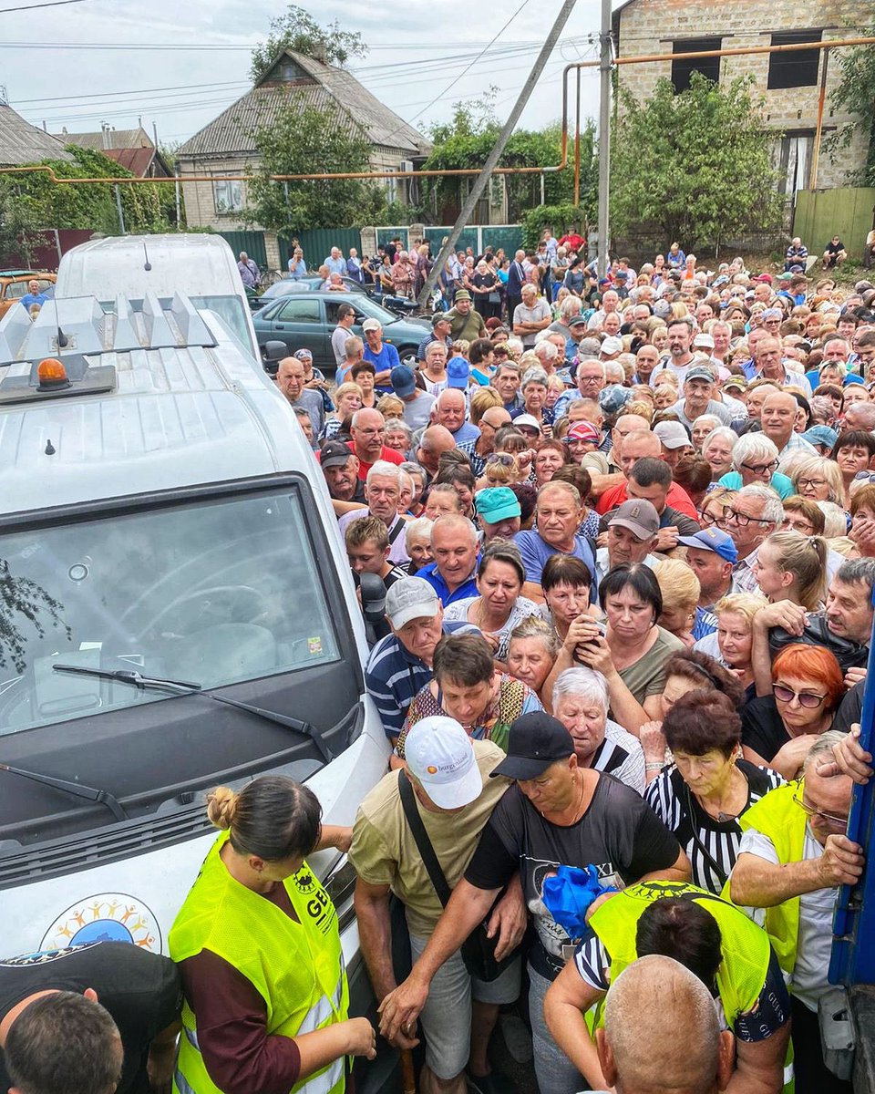 GEMmissions's tweet image. #globalempowermentmissionua weekly update #GEM #HGBF family necessity kits and water distributions in Donetsk, Kherson, Zaporizhzhia, Kharkiv, Sumy, Dnipropetrovsk and Chernihiv regions. Around 70,500 family kits and 490,000 bottles of water distributed this week in #ukraine.