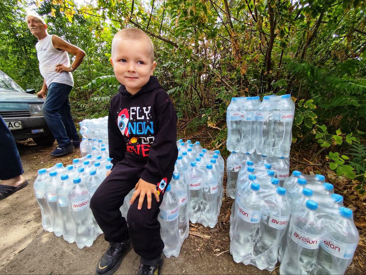 GEMmissions's tweet image. #globalempowermentmissionua weekly update #GEM #HGBF family necessity kits and water distributions in Donetsk, Kherson, Zaporizhzhia, Kharkiv, Sumy, Dnipropetrovsk and Chernihiv regions. Around 70,500 family kits and 490,000 bottles of water distributed this week in #ukraine.