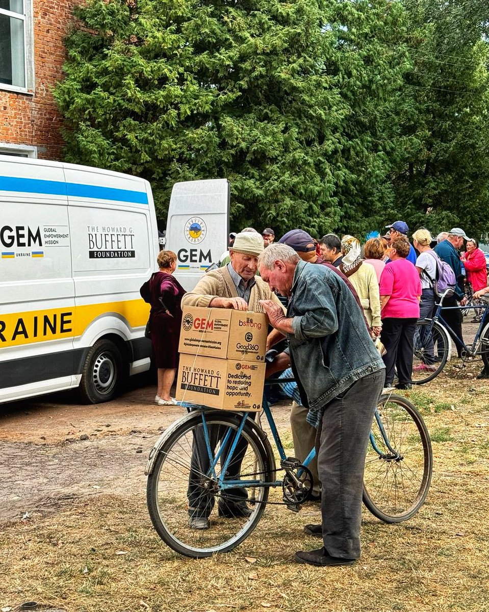 GEMmissions's tweet image. #globalempowermentmissionua weekly update #GEM #HGBF family necessity kits and water distributions in Donetsk, Kherson, Zaporizhzhia, Kharkiv, Sumy, Dnipropetrovsk and Chernihiv regions. Around 70,500 family kits and 490,000 bottles of water distributed this week in #ukraine.