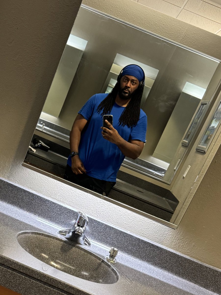 crazeerayzee's tweet photo. Before and after my workout! The weather made it hard to get to the gym today but I got it done! 👊🏾💪🏾🏋🏾‍♂️🙌🏾 #Fitness #Fit #Fitfam #Cardio #Strong  #Active #GetFit #Lifestyle #Motivation #Determination #BodyInProgress #Muscles #Sweat #Gains #Exercise #Gym #Training #Health #WorkOut https://t.co/VjnyDLjxTi