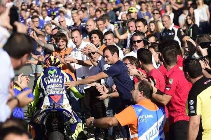 Jamás he visto esto a un piloto tras “perder” un mundial. 
Una imagen vale más que mil palabras.