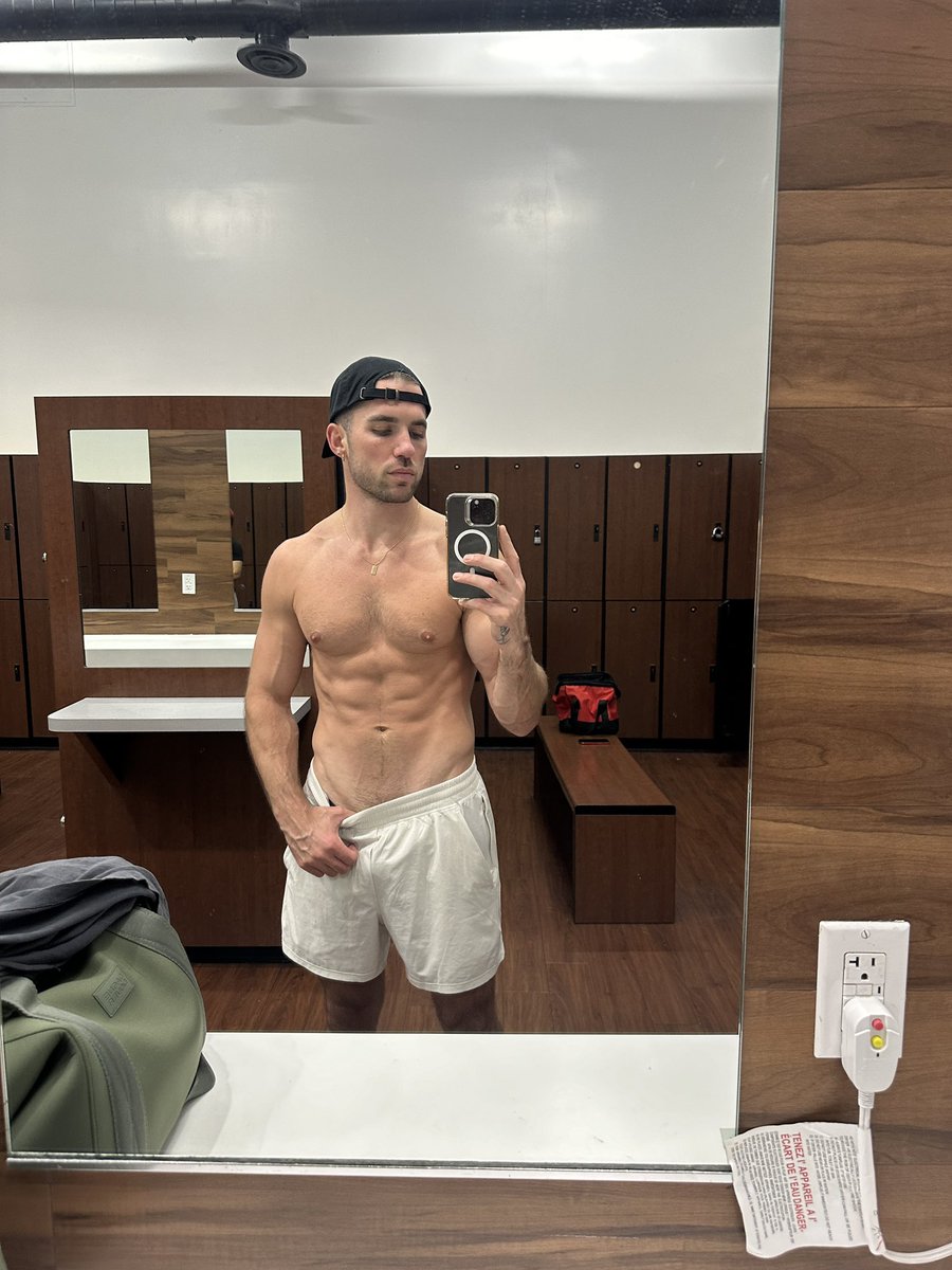 lbnzprnc's tweet photo. Shave or no shave? https://t.co/0xjCBCvWet