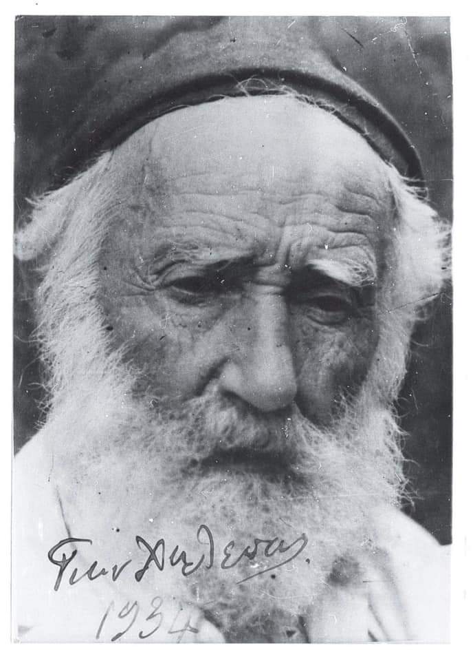 OTypos's tweet photo. Ο "τρελός του χωριού" πέθανε σαν σήμερα. Τον έκλεισαν σε ψυχιατρείο, τον έδεσαν με αλυσίδες, του απαγόρευαν να πλάθει. Να σχεδιάζει. Τον ε��χαν δίχως φάρμακα. Του κατέστρεφαν ό,τι έφτιαχνε. Γιατροί και μάνα. Βοσκά πρόβατα, γίνεται νεροκουβαλητής. Τα πάντα πέρα από γλύπτης. Για https://t.co/OG0D7Q48L5