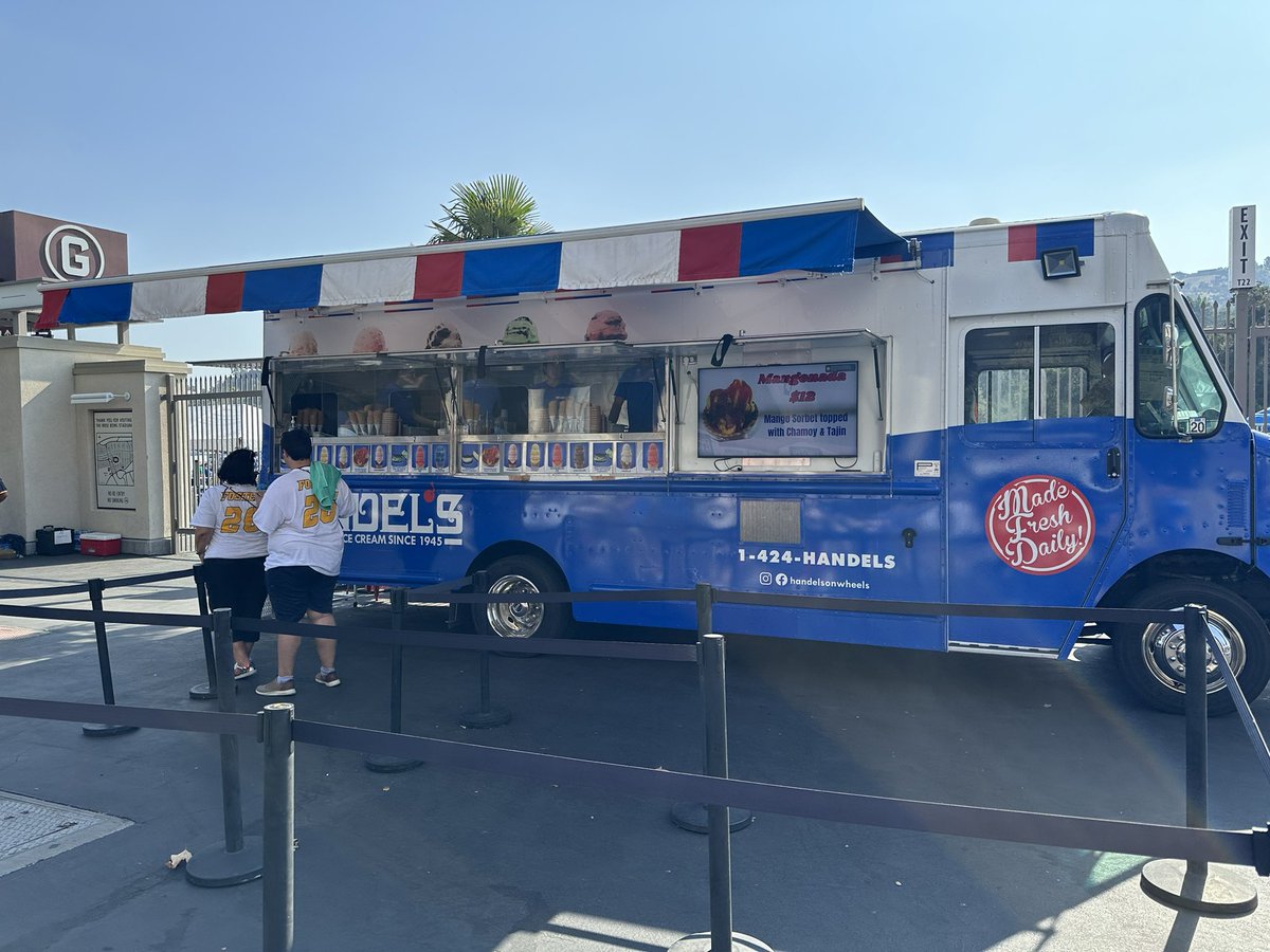 joereedy's tweet photo. Proof that UCLA really is in the Big Ten — WE HAVE A HANDEL’S ICE CREAM TRUCK AT THE ROSE BOWL https://t.co/qq0GQbaPiq