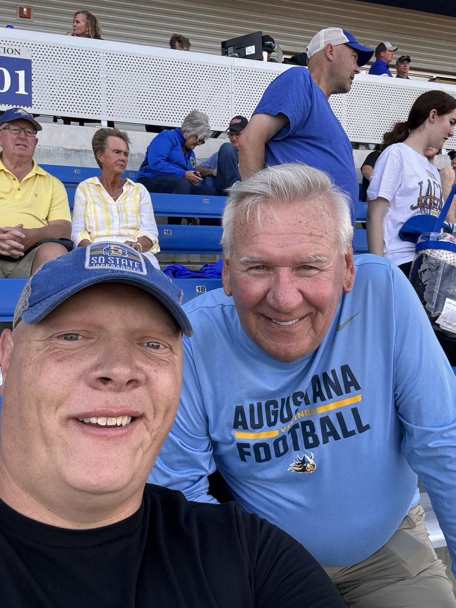 BigBenFast's tweet image. It was great running into fellow Mountain Lake High School and @GoJacksFB alum Jim Heinitz at the game!!  Nice visit even though we are cheering for different teams today. Go Jacks!!!