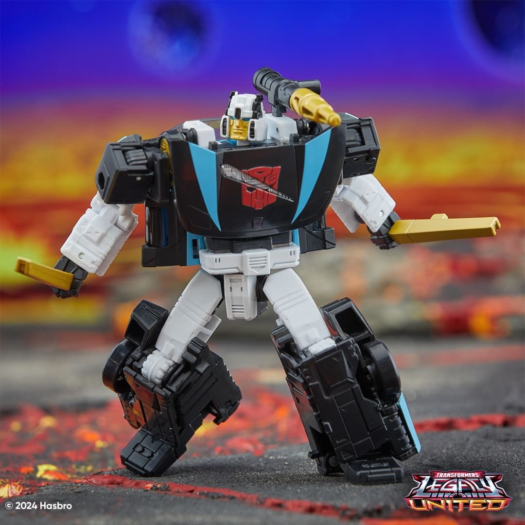 collectxdestroy's tweet image. Revealed at #HasbroPulseCon2024, new bots are joining your collection from across the Transformers Universe with Transformers Legacy Deluxe Class Autobot Cosmos, Breakdown, and Armada Universe Wheeljack! These collectible figures convert between robot and vehicle modes and…