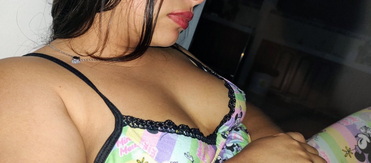 Así es muy complicado concentrarme en la película.🍿📽️