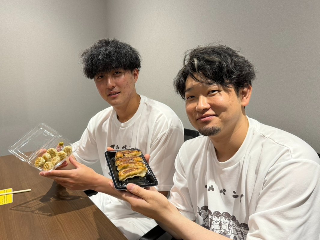 九州男児の池田隆英投手、柳川大晟投手の2人も九州の餃子を堪能しま