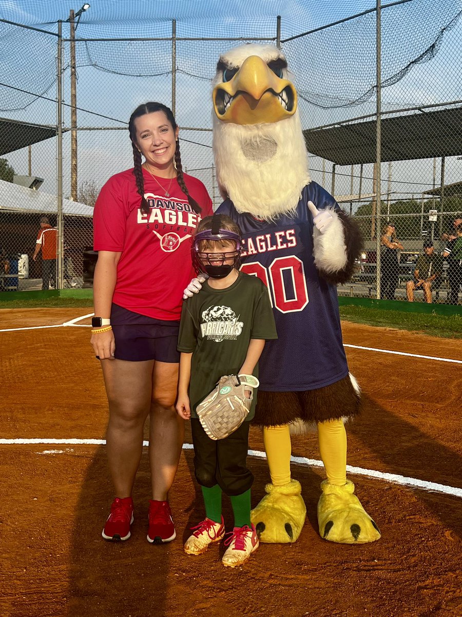 dawson_eaglesSB's tweet photo. Thank you PGSA for having @CoachChelsahhh out to throw the first pitch to kick off the fall season! We love working with y’all to grow the sport of softball 🥎  Eddie the Eagle was awesome as usual!
🦅
@DHSEaglesCheer @DawsonHighSchl @PearlandISD @AthlPearlandisd #FAMILY https://t.co/aGThM9ahoA