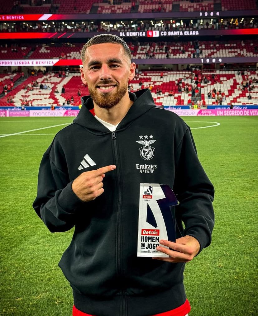 Se ele está feliz, eu estou feliz. O melhor jogador deste Benfica.

Seguimos juntos, Orkun.