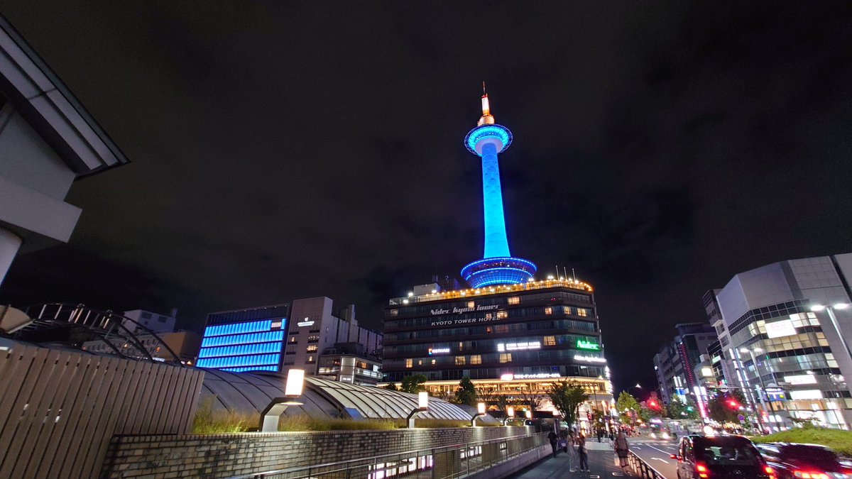 kmtrain732's tweet photo. 昨日の京都タワーは、ブルーのライトアップでしたね。
＃京都タワー ＃京都駅 https://t.co/UvyvSgqnK2