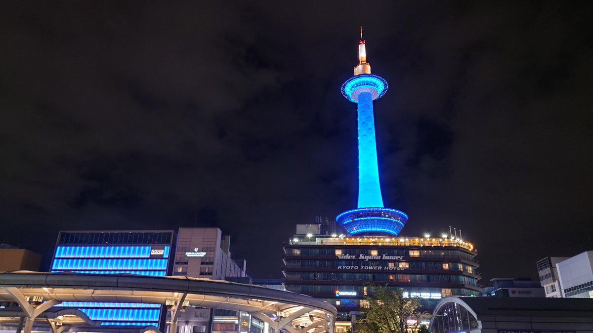 kmtrain732's tweet photo. 昨日の京都タワーは、ブルーのライトアップでしたね。
＃京都タワー ＃京都駅 https://t.co/UvyvSgqnK2