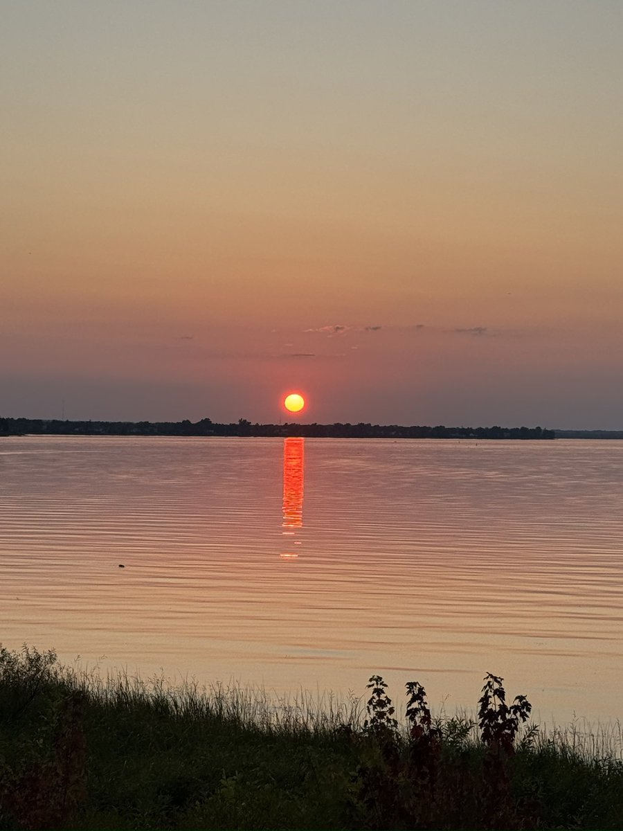 MujeebAbbasi71's tweet photo. Sun set at Ottawa River Bayshore https://t.co/u9OkAN6X0m