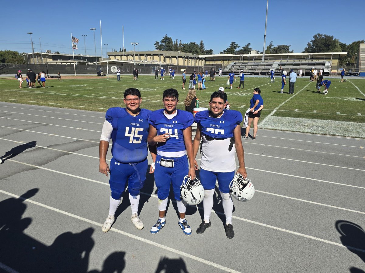 LGBulldogs's tweet photo. Bulldog alum doing work for @MJCFootball, big, 51-14, winners over Santa Rosa JC today at home! #GoPirates
#PerrosChatos4EVA https://t.co/EBd1uZAECw