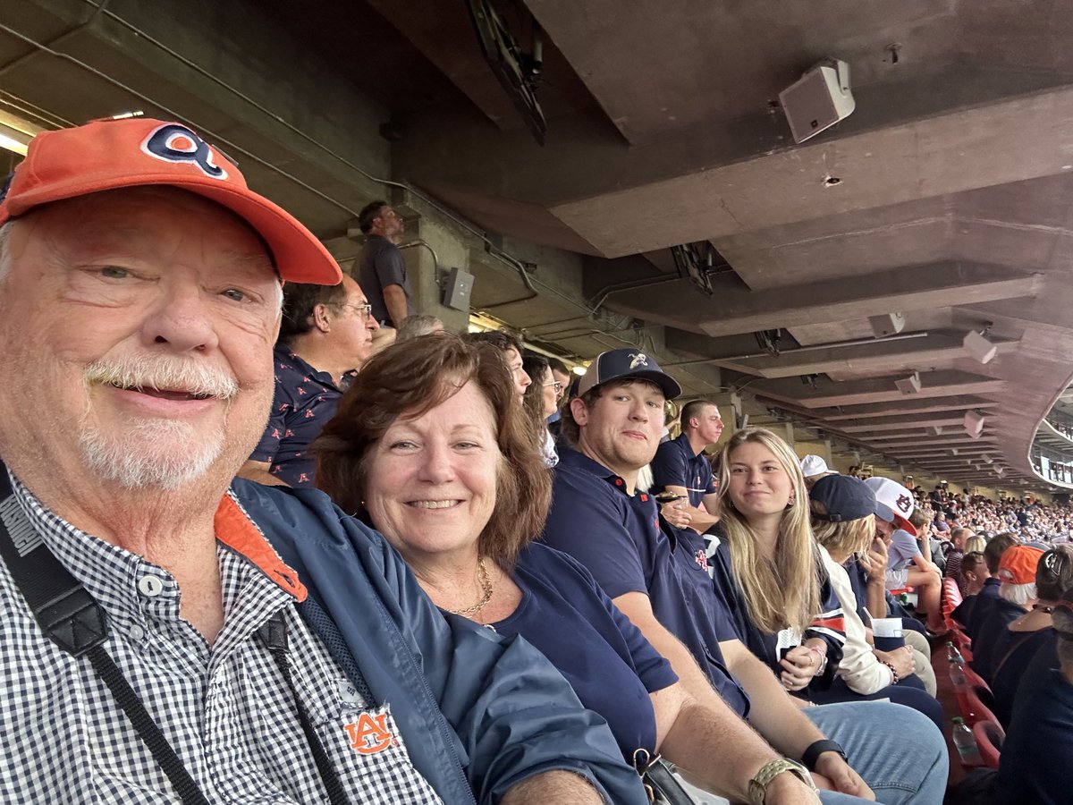 carolwaltonpool's tweet photo. #WarEagle 🧡🏈💙 https://t.co/zuZYskxGrX