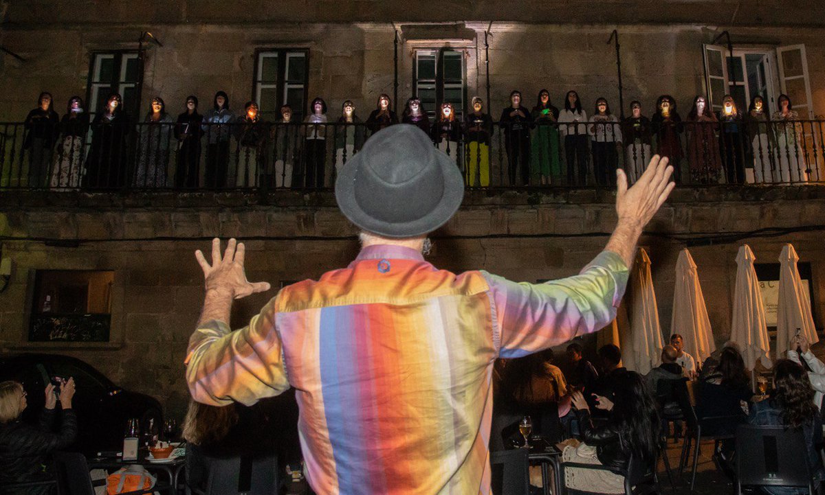 CCultura's tweet photo. @PazodeRaxoi @santiagoturismo @GrupoCPHE @DACCultura @InjuveSpain @GorettiSRei @MiriamFLouzao @Trivium_gal @spi_oficial 🎙O @Coro_da_RA iniciou na #ZonaC un concerto itinerante que levou as súas voces e melodías pola casco histórico compostelán.
#Música
#PatrimonioaoVivo #NoitedoPatrimonio
@PazodeRaxoi · @santiagoturismo
@GrupoCPHE @DACCultura https://t.co/pQAUxrAOfT