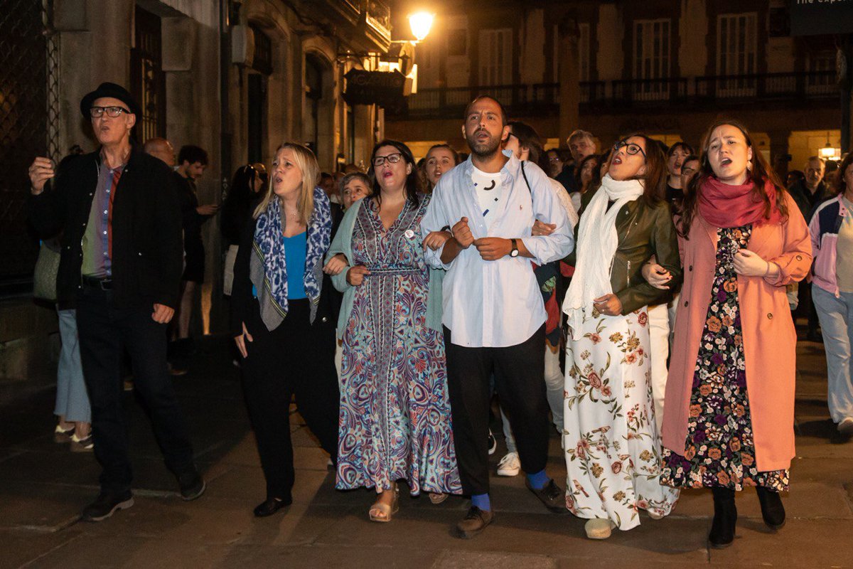 CCultura's tweet photo. @PazodeRaxoi @santiagoturismo @GrupoCPHE @DACCultura @InjuveSpain @GorettiSRei @MiriamFLouzao @Trivium_gal @spi_oficial 🎙O @Coro_da_RA iniciou na #ZonaC un concerto itinerante que levou as súas voces e melodías pola casco histórico compostelán.
#Música
#PatrimonioaoVivo #NoitedoPatrimonio
@PazodeRaxoi · @santiagoturismo
@GrupoCPHE @DACCultura https://t.co/pQAUxrAOfT
