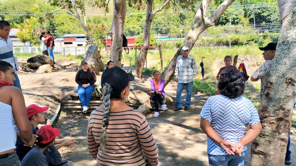 azucarmomoy's tweet photo. AVV MAMÁ ROSA EL GIANNI 🏡🏙️🏗️👊🏾✅ 

Tomando decisiones para seguir soñando y luchando por una vivienda digna. 
No esperamos que caiga del cielo. Nosotros mismos las vamos a construir. 

Más organización
Más unión 
Patriotas cerrando filas, que vienen buenos tiempos
💙🩷 https://t.co/taovkvCJwe