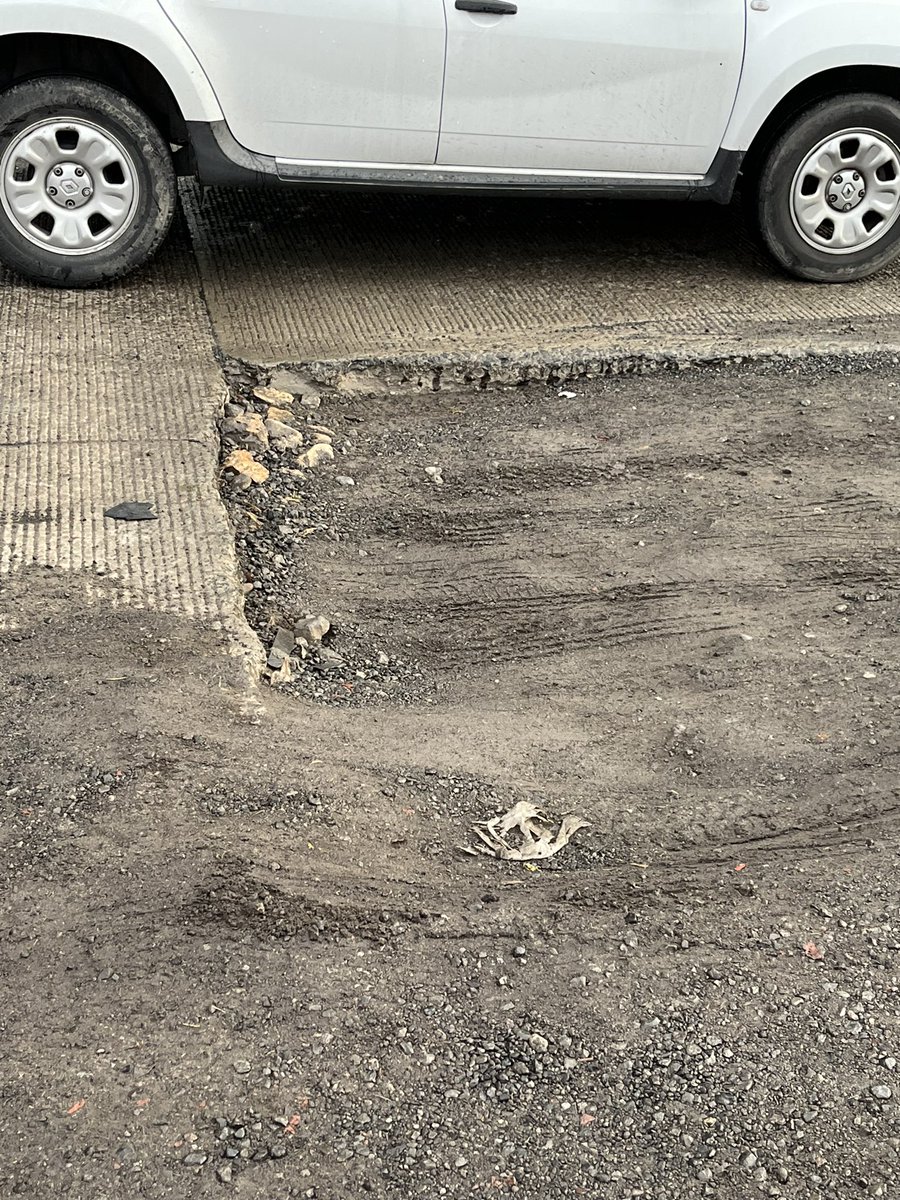 ale_botitas's tweet photo. @MetepecGobierno Este para cuando!! Inhabilita un carril completo en avenida Estado de México (esquina con tecnólogo) https://t.co/m6abEty1Vx
