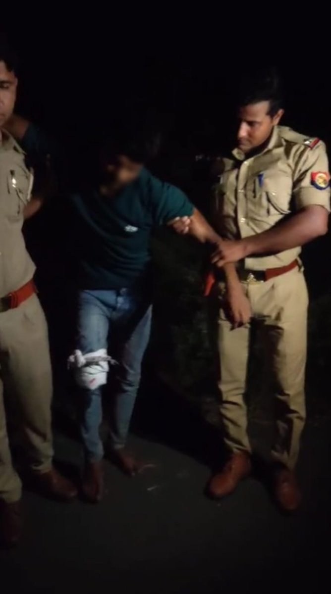 #CrackDownAgra

#थाना_जगनेर पुलिस टीम द्वारा चेकिंग के दौरान #खेरागढ खनन मामले में वांछित अभियुक्त देवंद्र(₹25,000/-का इनामी) को #मुठभेड के दौरान पैर में गोली लगने पर गिरफ्तार कर,उपचार हेतु अस्पताल भेजा गया।कब्जे से अवैध हथियार व 01 मोटरसाइकिल बरामद।