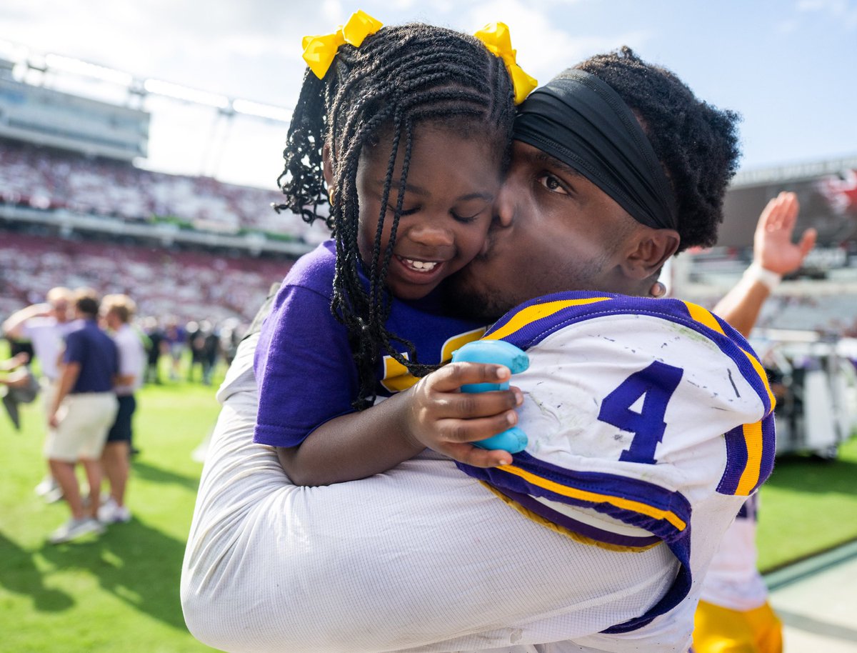 mjohnsonphoto's tweet photo. Done here in South Carolina following @LSUfootball 36-33 win over @GamecockFB. Photos from the game are live @NOLAnews & @theadvocatebr #PHOTOS #photooftheday #LSU #GeauxTigers #LSUvsSC #LSUFootball #NCAAFB #nikonphotography
https://t.co/chScQrSdvY https://t.co/f4Ud38l7hq