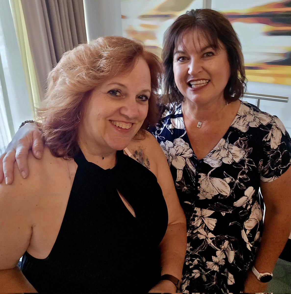 JaniceOwen's tweet photo. Off to the @CCMAofficial awards show!! 
#BestiesWeekend https://t.co/xeRsd2MeQV
