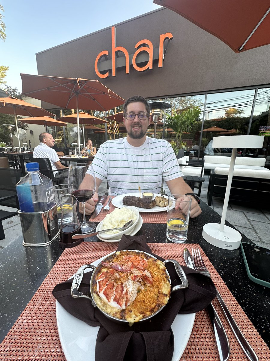 bigboigaming_'s tweet photo. My girlfriend took me to my favorite restaurant for an early birthday celebration 🎉 #mostblessed https://t.co/wGFfXgo4UF