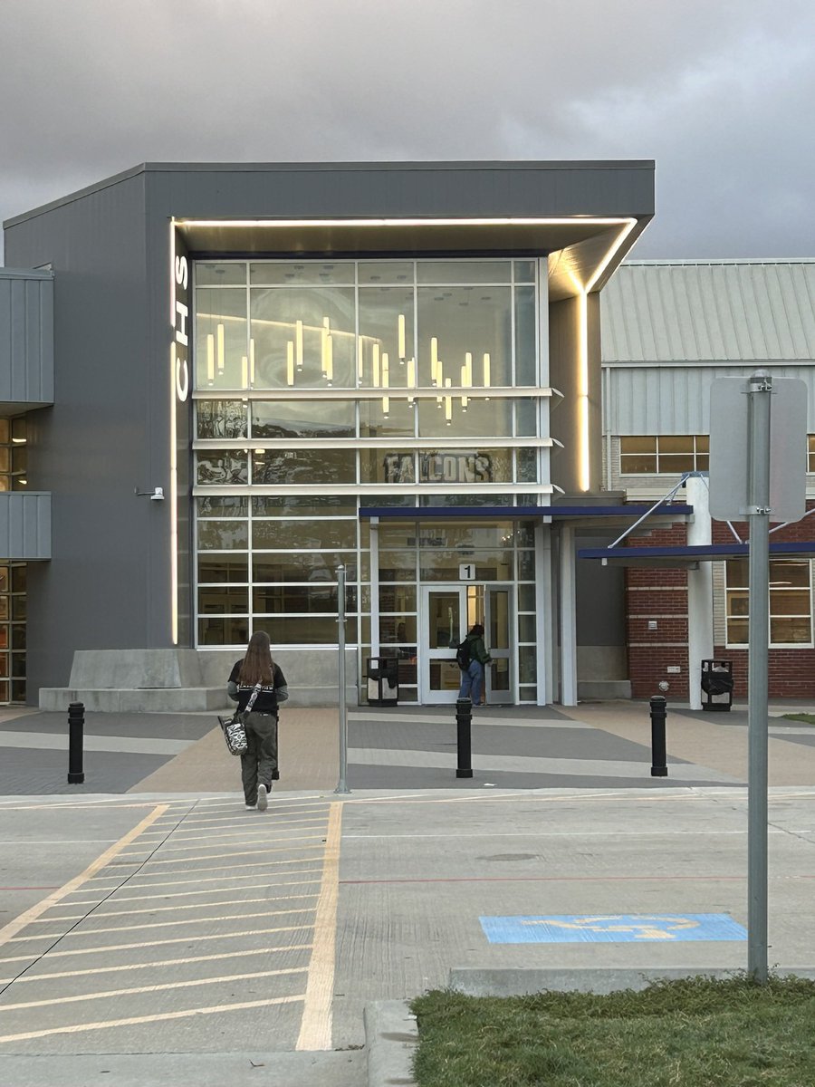 laird_emily's tweet image. We were running late so @MLaird07 didn’t drive and I just dropped her off. 
#firstlast drop off of her senior year. 👩🏼‍🎓
#classof2025. #seniorsunday 
@ChannelviewISD @Laird_RobertJ