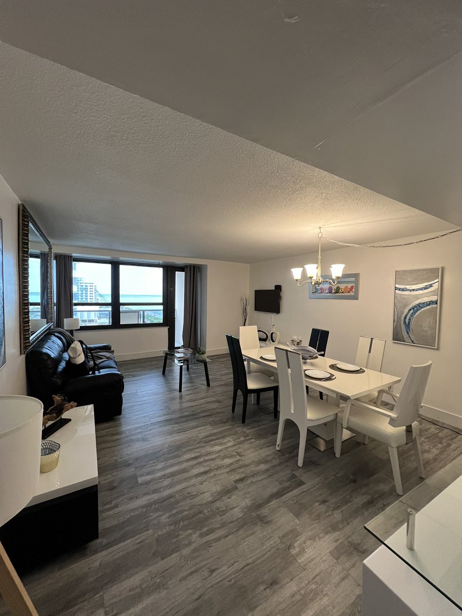 vecu88's tweet image. Recién llegada a lo último del viaje, Miami, al dpto que me consiguió @harrylpg de @TuApart , con el arcoíris q me recibió con esta vista desde el balcón 😍