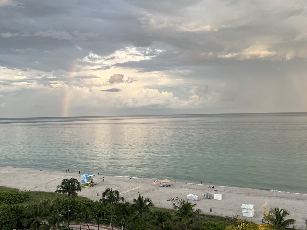 vecu88's tweet image. Recién llegada a lo último del viaje, Miami, al dpto que me consiguió @harrylpg de @TuApart , con el arcoíris q me recibió con esta vista desde el balcón 😍
