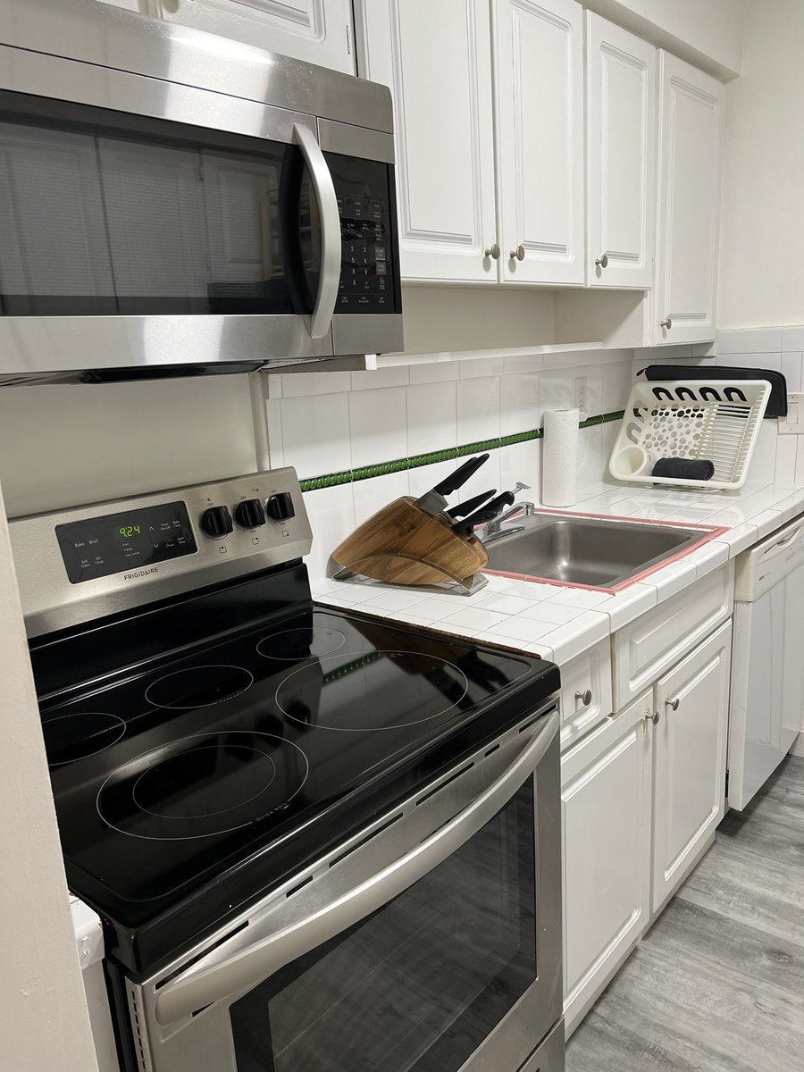 vecu88's tweet image. Recién llegada a lo último del viaje, Miami, al dpto que me consiguió @harrylpg de @TuApart , con el arcoíris q me recibió con esta vista desde el balcón 😍