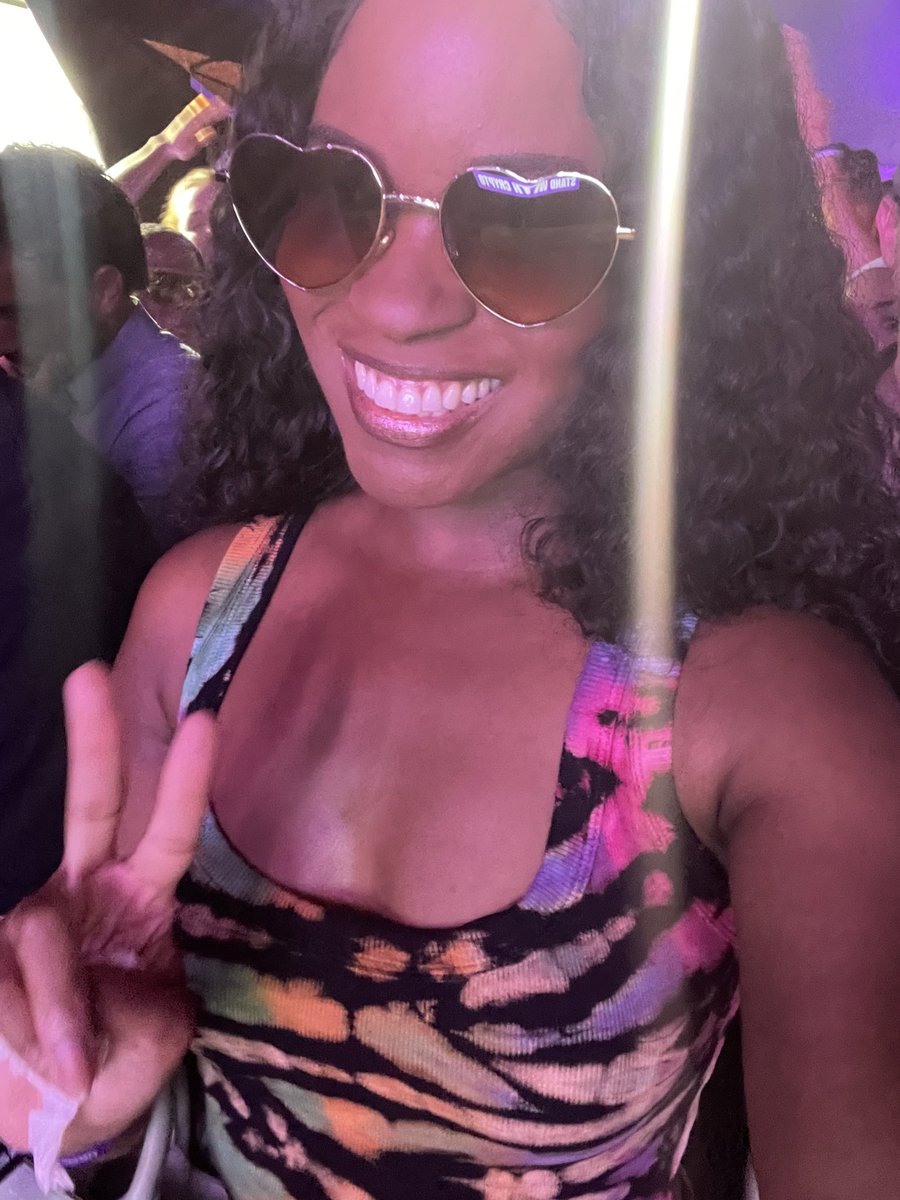 NikkiT_fromTheD's tweet photo. Rare spotting of yours truly outside of the hospital 😂🥰! Had so much fun at the #standwithcrypto event this week with Big Sean sponsored by @coinbase 🤗☀️! https://t.co/9vpwWGmZhE