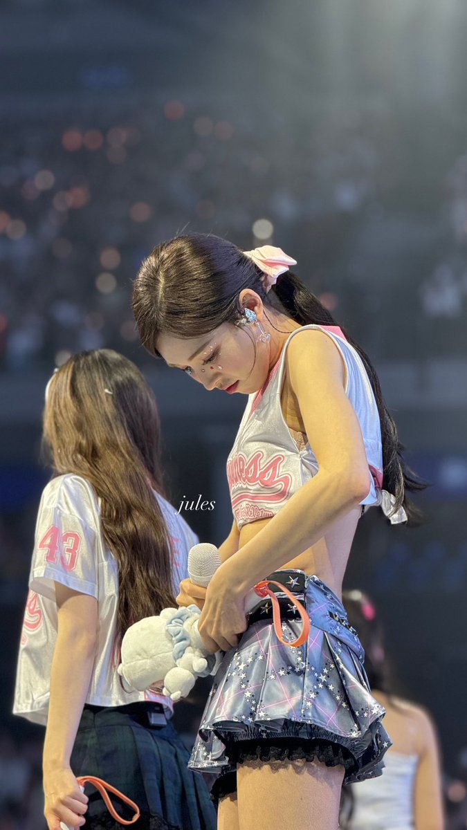 JoooIesss's tweet photo. Wendy and the confetti which she lost sometime in Zimzalabim part 2 🥲

#웬디 #WENDY
#RedVelvet_FANCON_TOUR_in_MANILA https://t.co/pg2QN9DhQ1