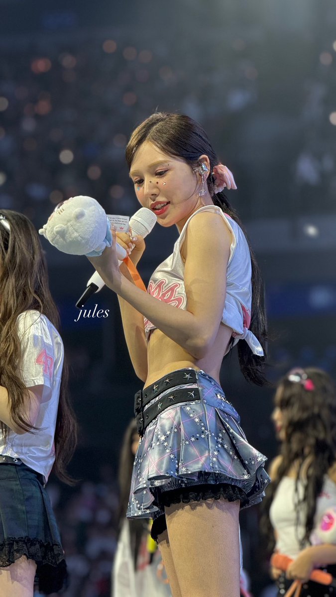 JoooIesss's tweet photo. Wendy and the confetti which she lost sometime in Zimzalabim part 2 🥲

#웬디 #WENDY
#RedVelvet_FANCON_TOUR_in_MANILA https://t.co/pg2QN9DhQ1