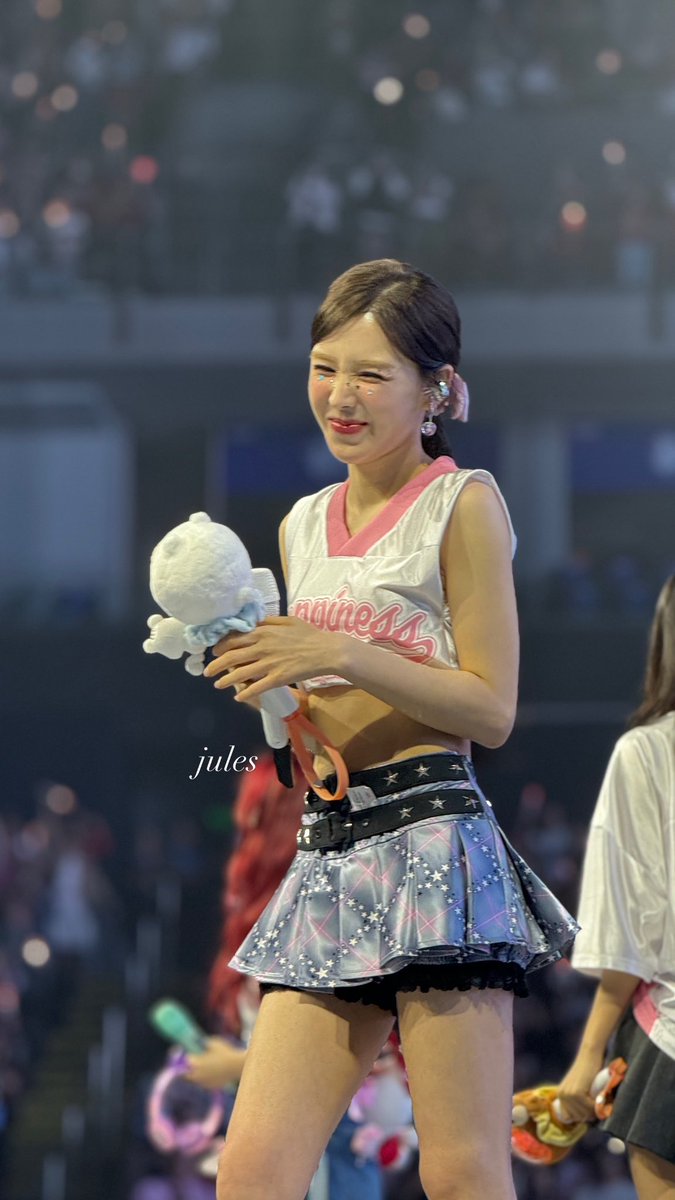 JoooIesss's tweet photo. Wendy and the confetti which she lost sometime in Zimzalabim part 2 🥲

#웬디 #WENDY
#RedVelvet_FANCON_TOUR_in_MANILA https://t.co/pg2QN9DhQ1