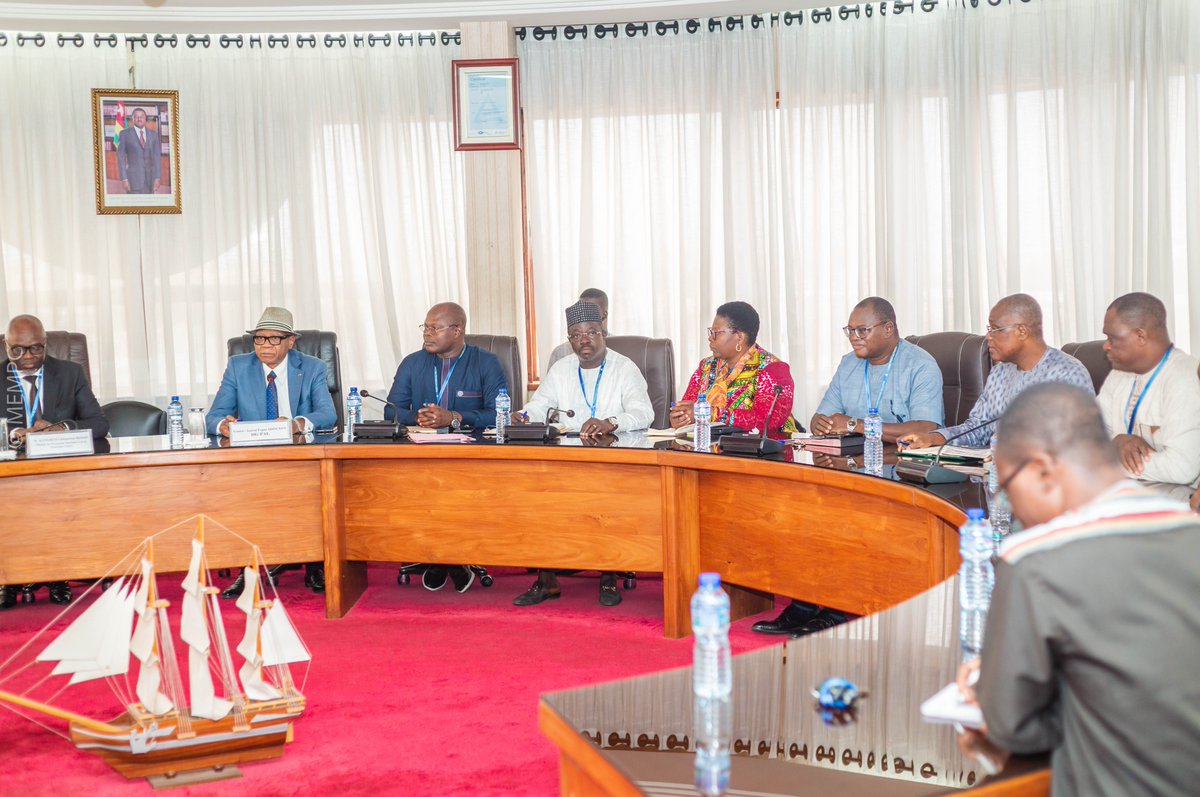 Visite de travail du Ministre Richard KANGBENI au @Portautonomedelome. Discussions axées sur la sécurité maritime et l'amélioration des performances portuaires. Objectif : consolider Lomé comme hub régional de transbordement. 🚢
#EconomieMaritime #PortDeLome #SécuritéPortuaire