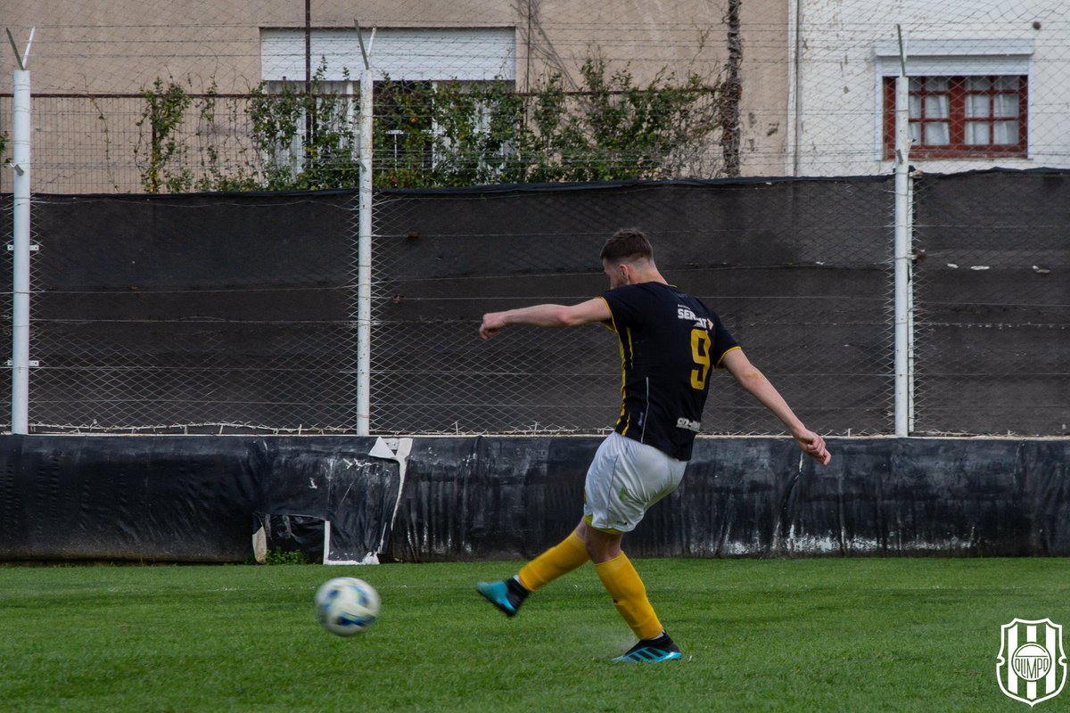 LIGA DEL SUR ⚽️ 

Tercer empate en fila: Olimpo y Liniers empataron esta tarde 1-1 en el Dr. Alejandro Pérez. 

✅ Joaquín Bahía de penal, fue el autor del empate a los 40’ de la primera parte.

👉🏻 Debut absoluto en el equipo de Gastón Sancho para Álvaro Montesino.