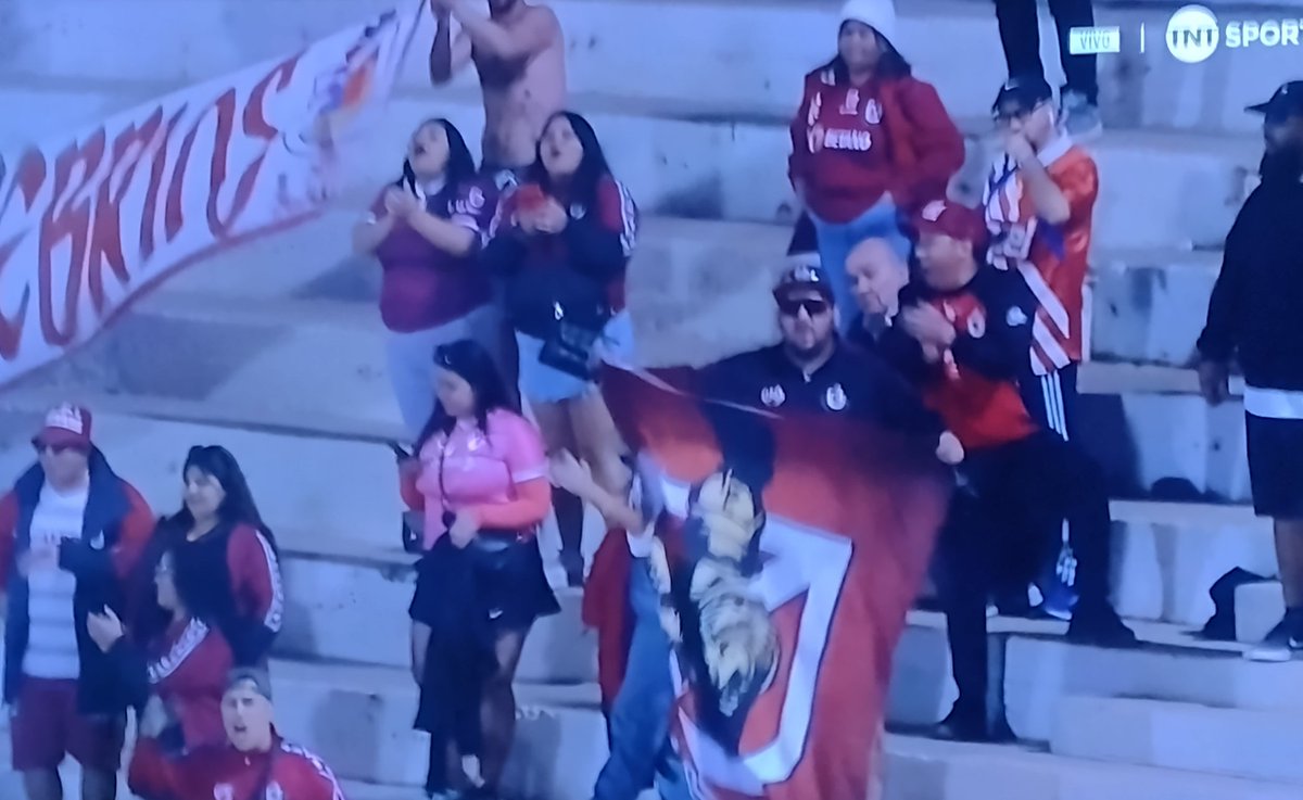 GranateInetCl's tweet photo. Imágenes de la hinchada papayera en Arica.
#SMAvsCDLS #MachdaySabado #AscensoClínicasAchsSalud ⚽️🇨🇱
#MásGranateQueNunca
#SiempreAdelante
#VamosClubDeportes
#VamosPapayeros 🇦🇹 https://t.co/1tdnUYEkgQ
