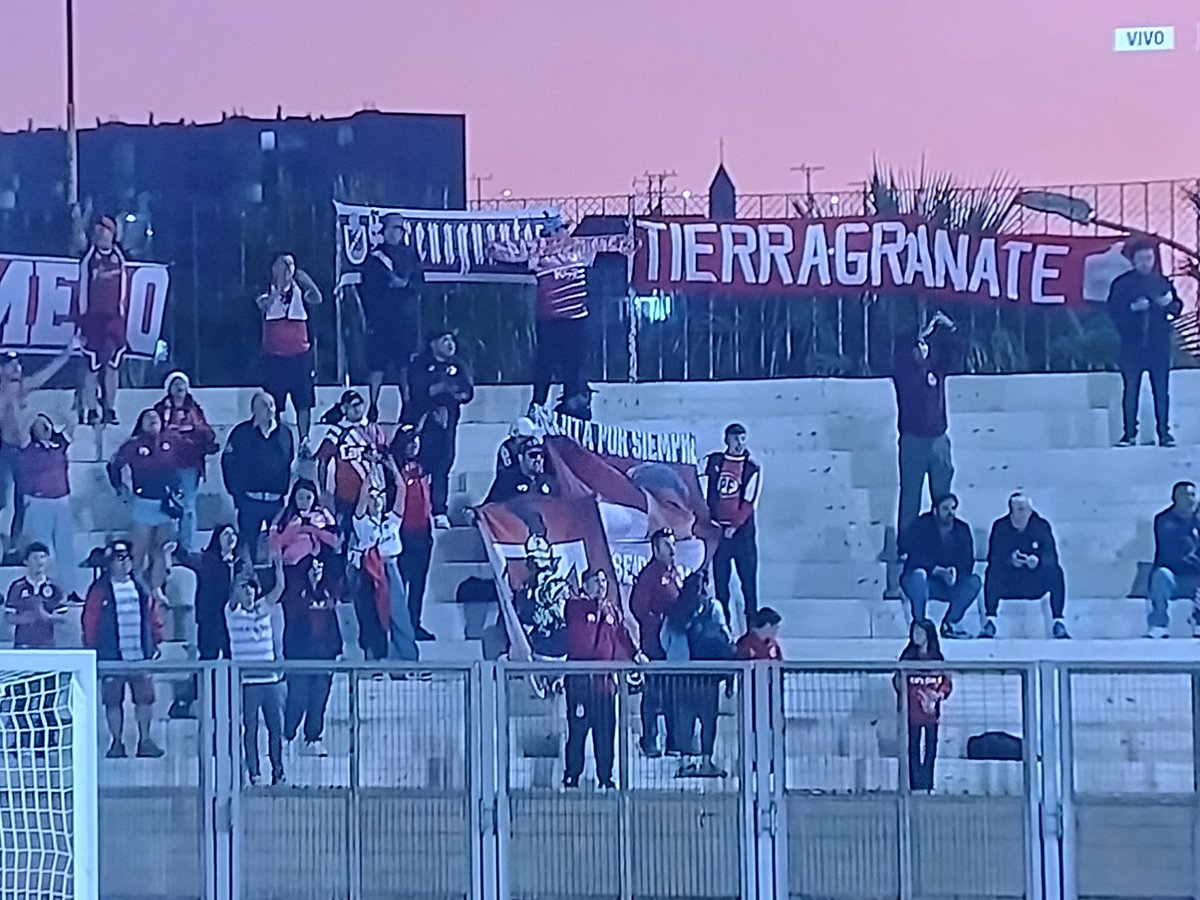 GranateInetCl's tweet photo. Imágenes de la hinchada papayera en Arica.
#SMAvsCDLS #MachdaySabado #AscensoClínicasAchsSalud ⚽️🇨🇱
#MásGranateQueNunca
#SiempreAdelante
#VamosClubDeportes
#VamosPapayeros 🇦🇹 https://t.co/1tdnUYEkgQ