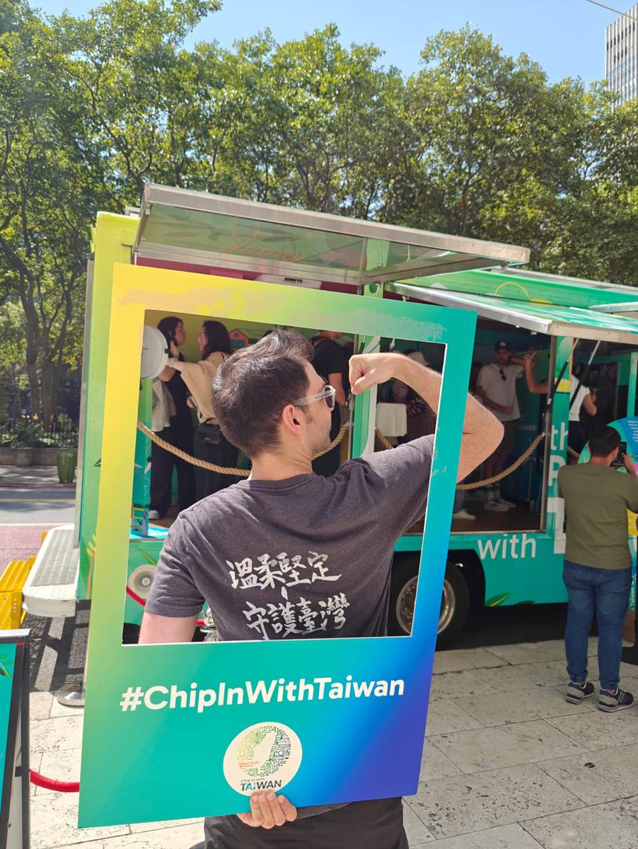TaiwanInNewYork's tweet photo. We are thrilled to see so many New Yorkers come out to support Taiwan today. Taiwan Peace Truck slaying it with spin wheel games & Taiwan trivia questions. The limited edition Taiwanese Snack/Drink Vending Machine was fire! #ChipInWithTaiwan (4/4) https://t.co/NP21vJvskq