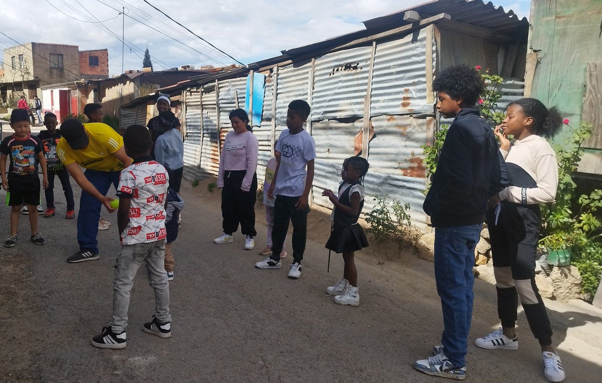 lalomacb's tweet photo. 🥰Este sábado de amistad nos divertimos jugando, pintando tarjetas y bailando. 💖Todo es más llevadero si nos tenemos l@s un@s a los otr@s. #LaLomaCB #CiudadBolívar #BarriosPopulares #juventud #jovenes #arte #amoryamistad https://t.co/hKL7Mj9xK1