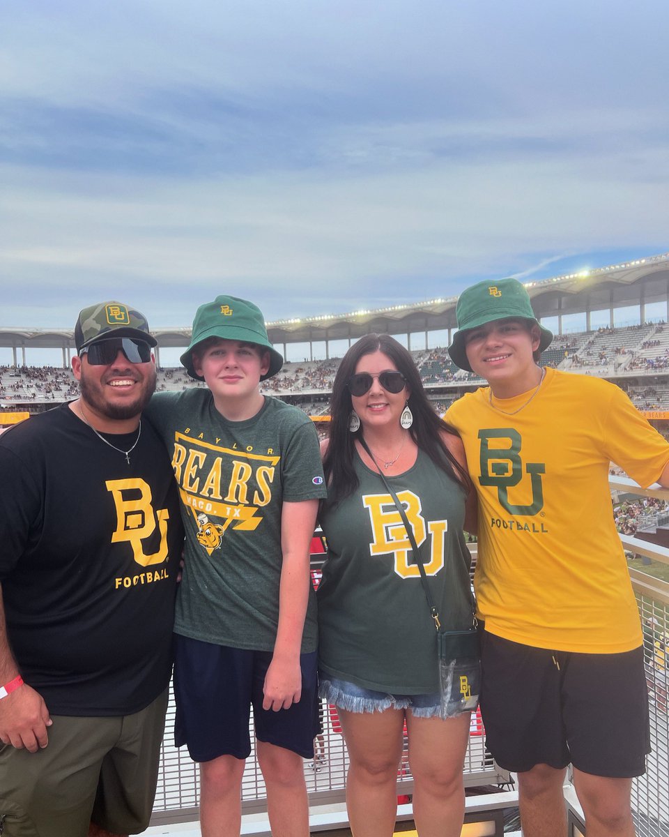 drsarahbrown's tweet photo. Sic ‘Em’ Bears 💚🐻💛 #SicEm @BUFootball @Baylor @BaylorAthletics https://t.co/sotflEIrjV