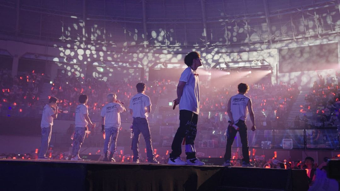 260198JCW's tweet photo. I’m always amazed when I see these kinds of photos of iKON. It’s like they were truly born to be stars, destined to stand on the stage. Photos like these always make me feel so emotional🥹❤️ 

CELEBRATIN9 iKON
#9YearsToForeverWithiKON
@iKONIC_143 #iKON #아이콘 https://t.co/svl6TSNWFU