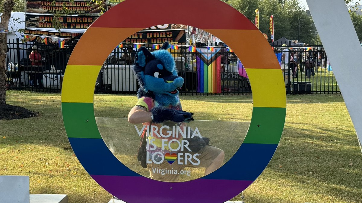 BlueFluffy61's tweet photo. I love you all! Happy Richmond pride! https://t.co/yLpAEjWUfG