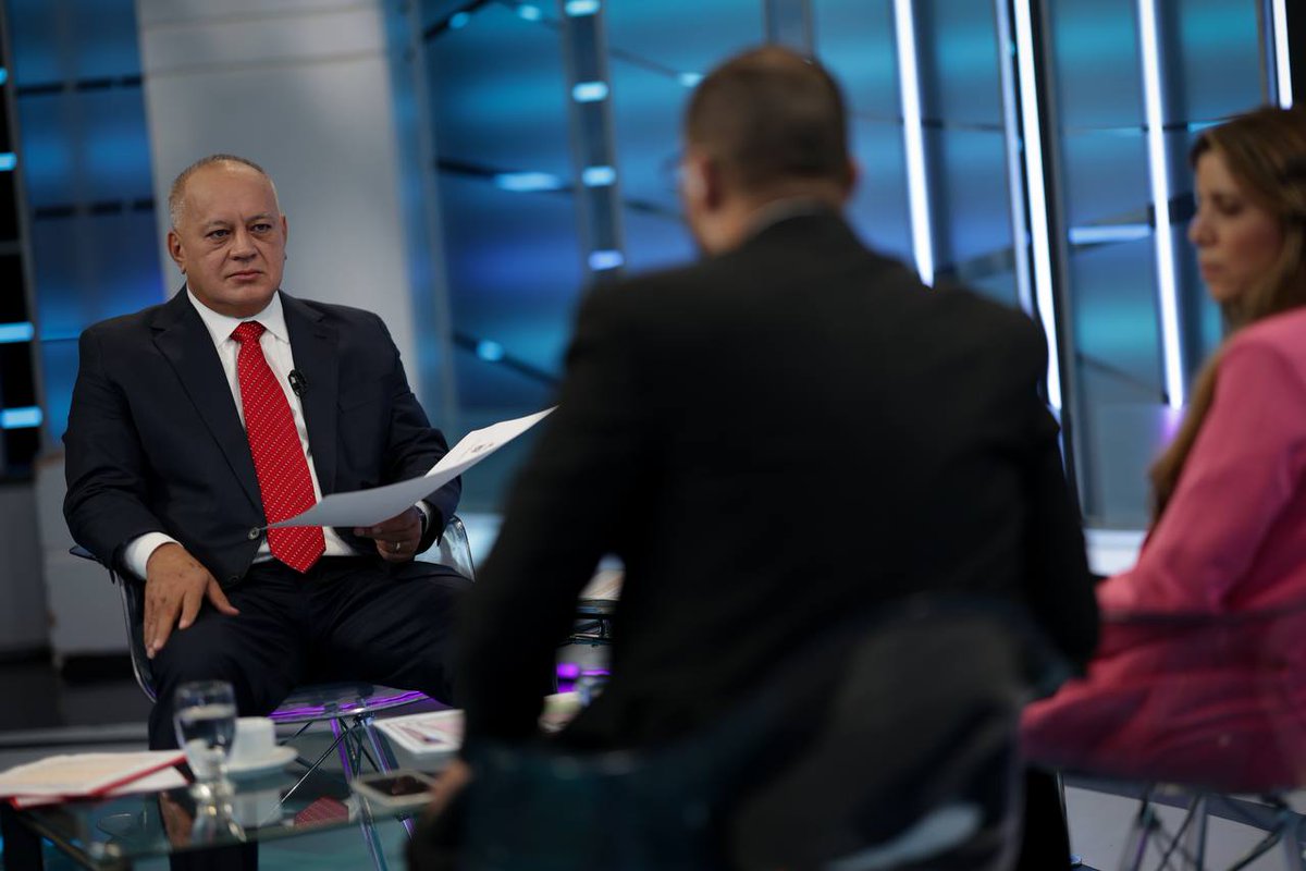 #EnVivo <a href="/dcabellor/">Diosdado Cabello R</a>: Efectivamente fue detenido en Venezuela un operador especial de aire, mar y tierra de la Armada de los Estados Unidos, conocidos como los Navy Seal, grupos élites de la Fuerza Armada estadounidense, el señor Wilber Joseph Castañeda.